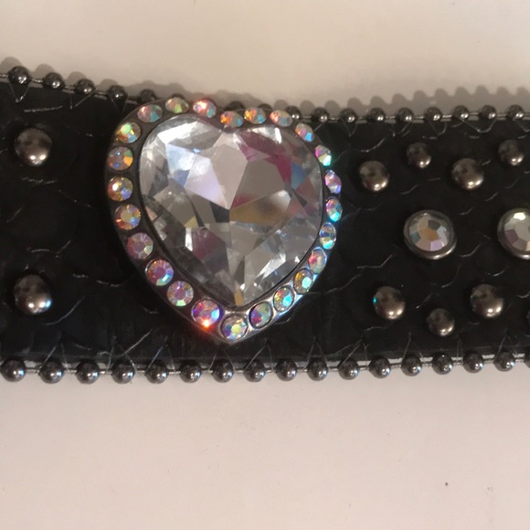 LEATHER CUFF BRACELET WITH HEART RHINESTONE - Picture 2 of 8